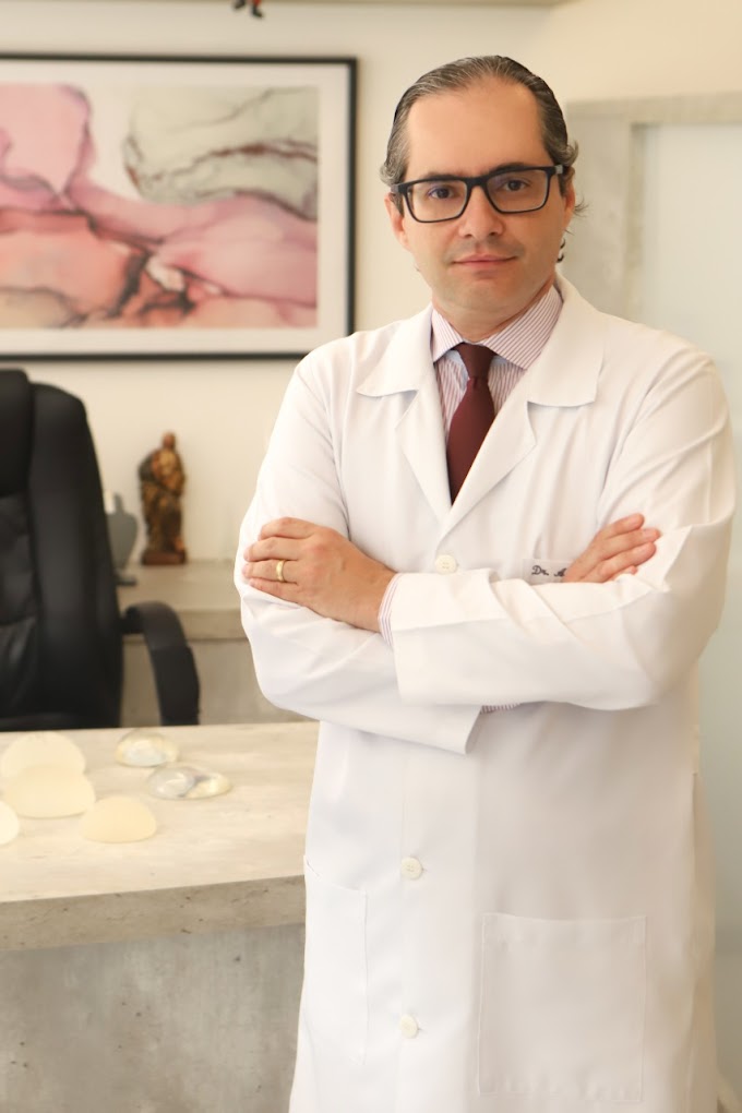 Dr. André Reda em seu consultório